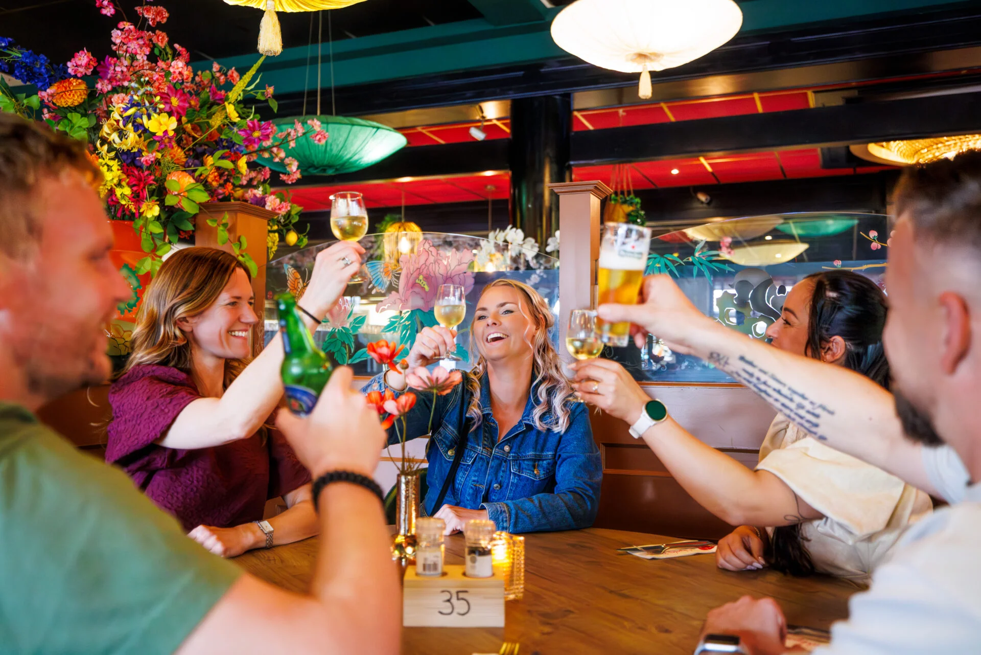 een gezellige tijd met mensen in golden wokpaleis opeinde